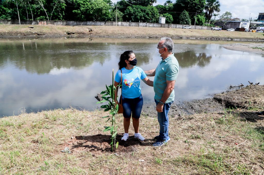 O prefeito de Belém, Edmilson Rodrigues, participou da ação de plantio de mudas no leito do rio São Joaquim neste sábado, acompanhado de seu secretariado, moradores e líderes comunitários do local
