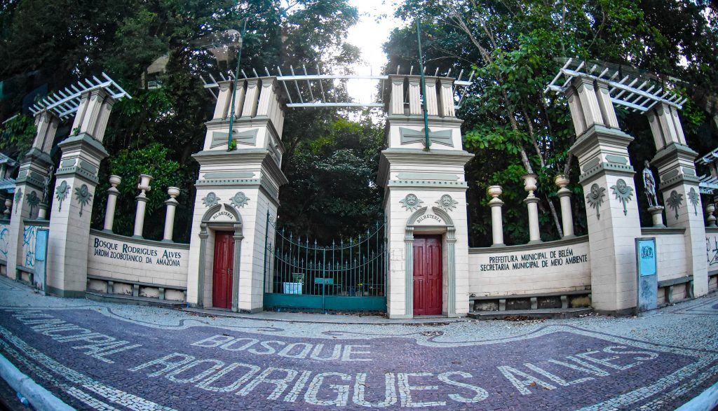 Fachada do Bosque Rodrigues Alves, na avenida Almirante Barroso.
