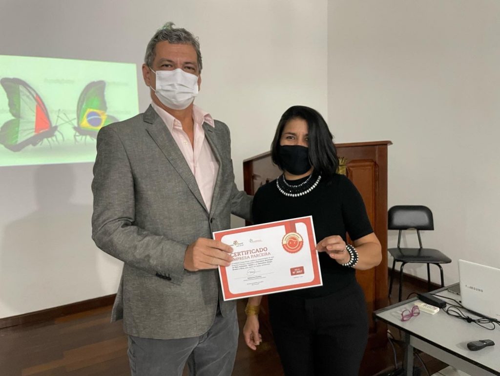 A entrega do selo foi feita pela presidente da Associação Nhandeara, Márcia Vieira