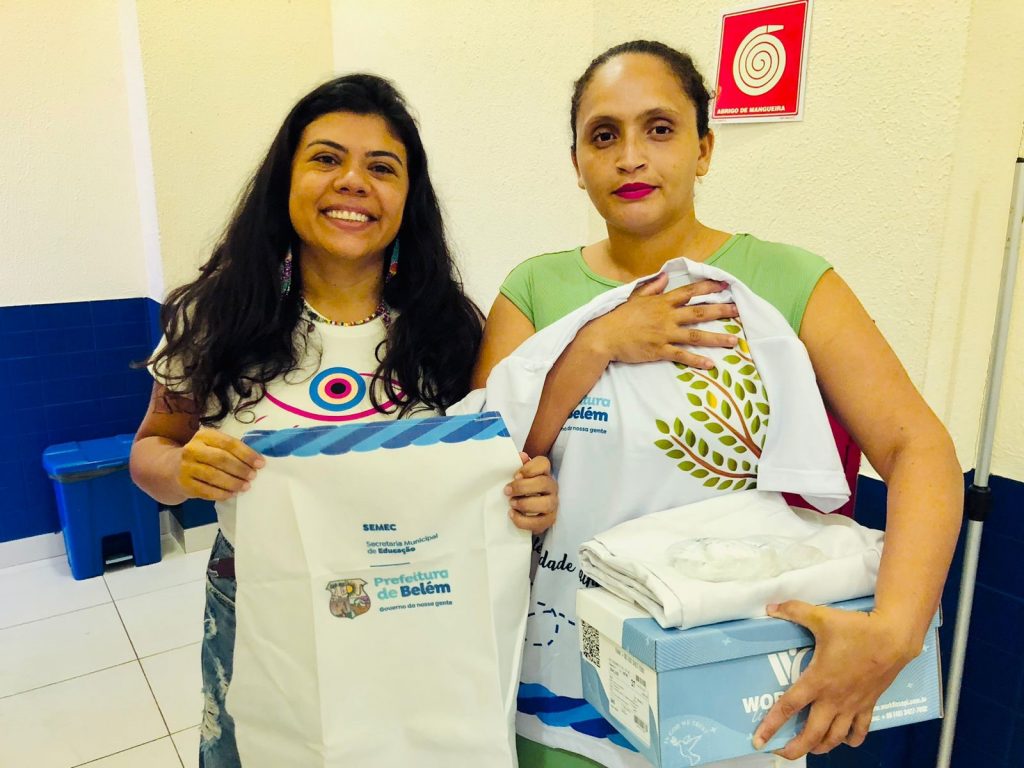 A diretora da EMEC Cotijuba, Marinna Muniz, e a merendeira , Aline Matos, expressaram o sentimento de valorização no recebimento do kit de EPI.