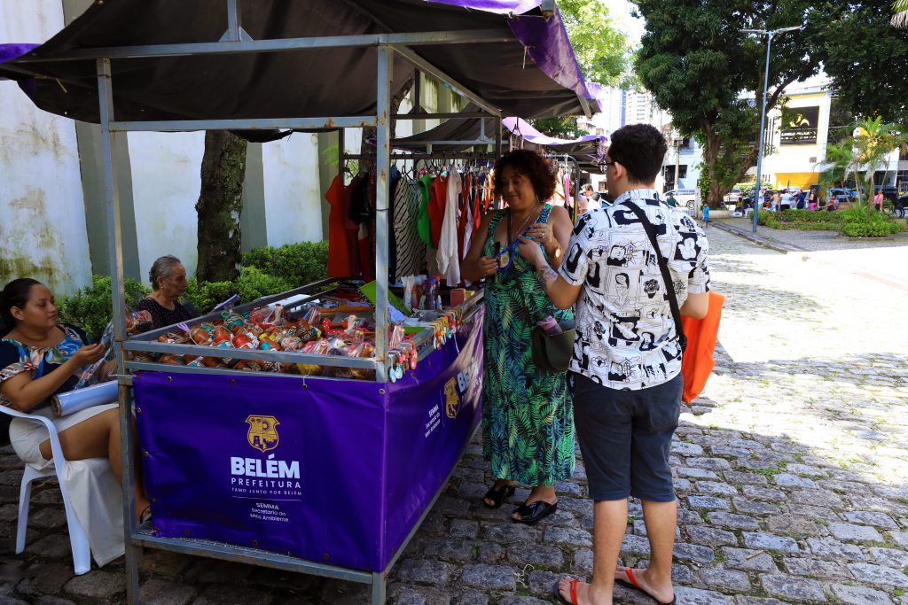 A Feira das Empreendedoras contou com dez barracas de artesanato produzidos por mulheres